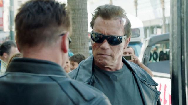 La star de la saga Terminator déambule dans son costume sur le Walk Of Fame, à Hollywood !