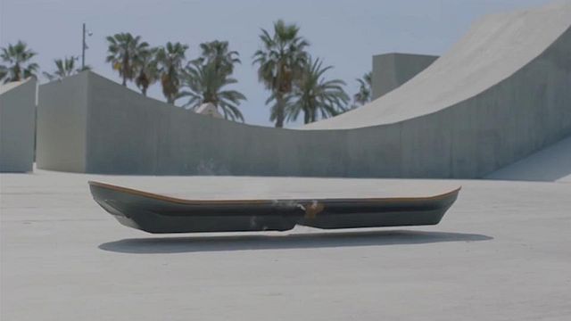 Lexus a dévoilé un spot promotionnel pour son nouveau produit : le "Lexushover" ressemblant à celui de Marty McFly !