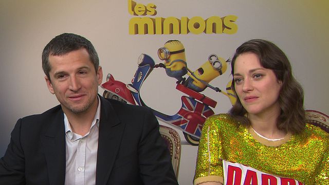 "Un genre que je n'aborde pas beaucoup, même jamais". Au micro d'AlloCiné, Marion Cotillard se confie sur son envie de comédie, "son fantasme", à l'occasion de la sortie des Minions. Elle prête sa voix au personnage délicieusement machiavélique de Scarlet Overkill, une méchante que vous allez adorer détester, aux cotés du méchant très dandy, Herb Overkill, avec la voix de Guillaume Canet.