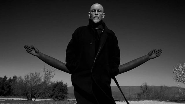 Pour le lancement de son nouvel album "We Cut The Night", AaRon dévoile le clip de "Blouson Noir" avec, en ouverture, le comédien John Malkovich.