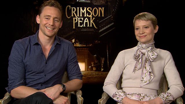 Guillermo del Toro, Tom Hiddleston et Mia Wasikowska racontent quelles ont été les romances gothiques les ayant influencées avant ou pendant le tournage de Crimson Peak, romance gothique s'il en est.