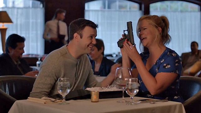 Les armes à feu sont une valeur sûre aux Etats-Unis. A n'importe quel instant de sa vie, un citoyen américain peut compter sur eux... Même Amy Schumer !
