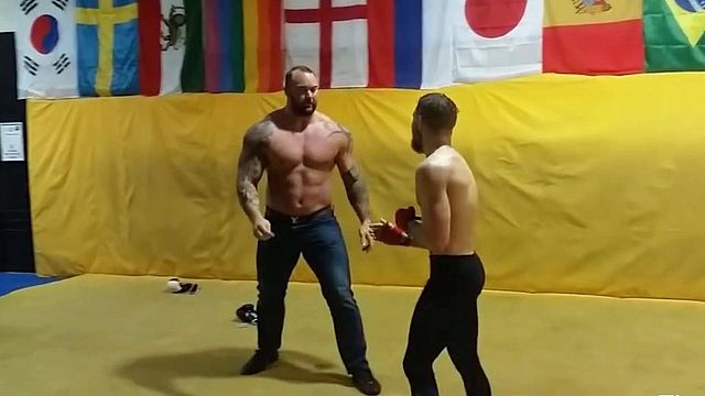 Une petite baston amicale entre colosses dans un gymnase, loin des plateaux de la série !