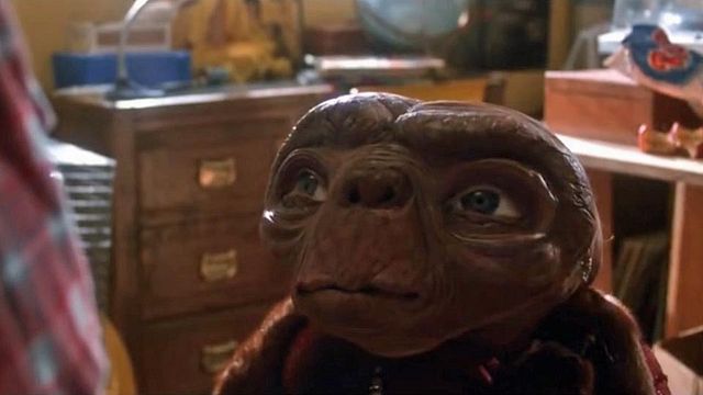 E.T., Luke Skywalker, Wayne's World, Bruce tout puissant, Bill Murray, James Bond et bien d'autres s'associent pour chanter "Hello", le dernier tube de la chanteuse Adele.