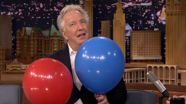 L'acteur britannique Alan Rickman, célèbre pour sa voix grave, en a assez de se faire imiter. Il se venge sur Jimmy Fallon avec des ballons à l'hélium !