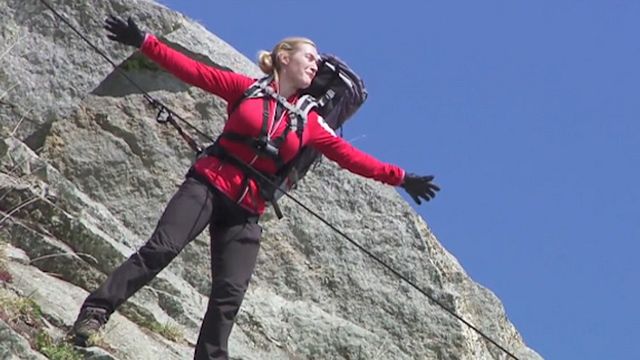 L'actrice oscarisée s'est essayée à la descente en rappel sur la chaîne Discovery Channel. De plus en plus en confiance, elle a même cité son rôle le plus célèbre pendant l'exercice !
