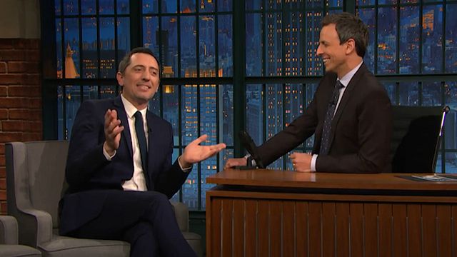 Invité du Late Night with Seth Meyers, Gad Elmaleh amuse le public en tentant d'apprendre le français au présentateur vedette.