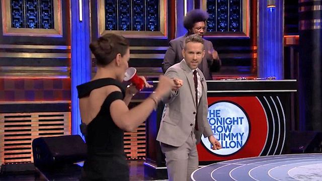 Chez Jimmy Fallon, on aime les jeux à boire. Voici la "bière musicale", version alcoolisée des "chaises musicales", avec Ryan Reynolds et Katie Holmes.