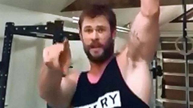 En pleine préparation physique pour le tournage de Thor: Ragnarok, Chris Hemsworth&nbsp;fait de petits commentaires cinglants sur ses co-équipiers habituels...