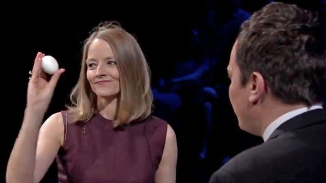 De passage au Tonight Show pour présenter son dernier film, Money Monster,&nbsp;Jodie Foster a relevé le défi "roulette russe aux oeufs" de Jimmy Fallon.