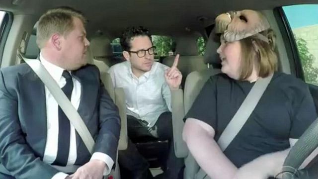 Candace Payne, la mère de famille qui a fait le buzz sur la toile avec son masque de Chewbacca, rejoue sa vidéo avec le présentateur&nbsp;James Corden et le cinéaste&nbsp;J.J. Abrams !