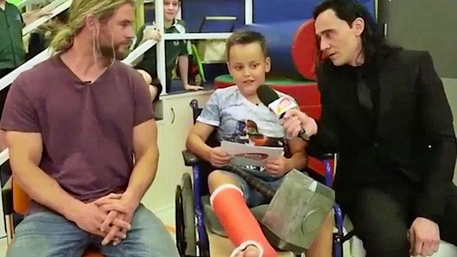 Chris Hemsworth&nbsp;et&nbsp;Tom Hiddleston sont passés faire une surprise aux petits patients de l'hôpital Lady Cilento de Brisbane, en Australie, pour la chaîne Juice TV.