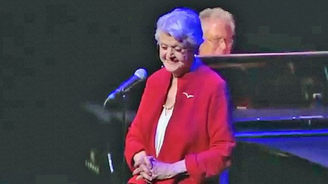 Pour le 25 ans de La Belle et la Bête, Madame Samovar (Angela Lansbury) reprend le micro...