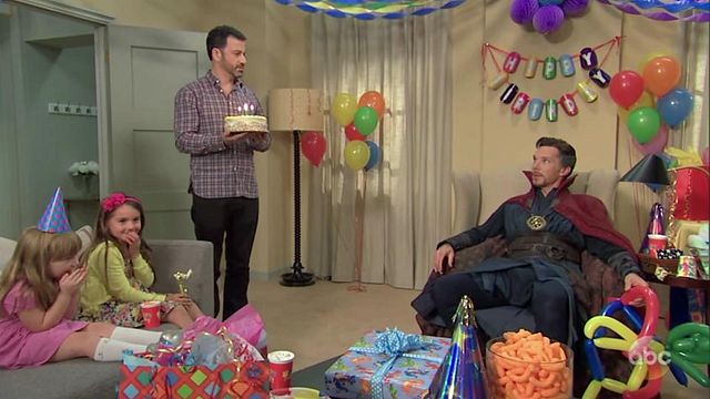 Benedict Cumberbatch&nbsp;enfile son costume de Dr. Strange chez&nbsp;Jimmy Kimmel pour s'improviser magicien d'anniversaire. Petit problème : les enfants, ce n'est pas son fort...