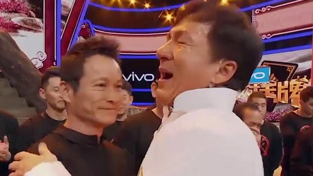 Il ne les avait pas vus depuis 30, voire même 40 ans... Les plus vieux disciples de&nbsp;Jackie Chan lui font une surprise !