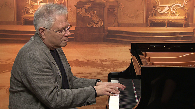 Rencontre musicale avec le légendaire compositeur Alan Menken, qui a notamment signé les bandes originales de "La Belle et la Bête", "Aladdin", "Le Bossu de Notre-Dame" ou encore "Raiponce".