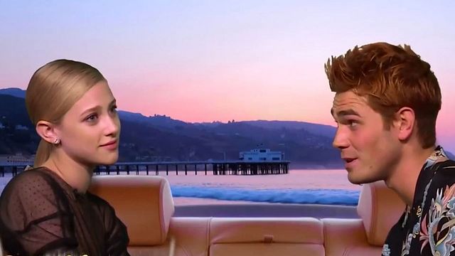 K.J. Apa&nbsp;et&nbsp;Lili Reinhart refont la scène de rupture entre Brenda et Dylan sous les yeux de&nbsp;Luke Perry !