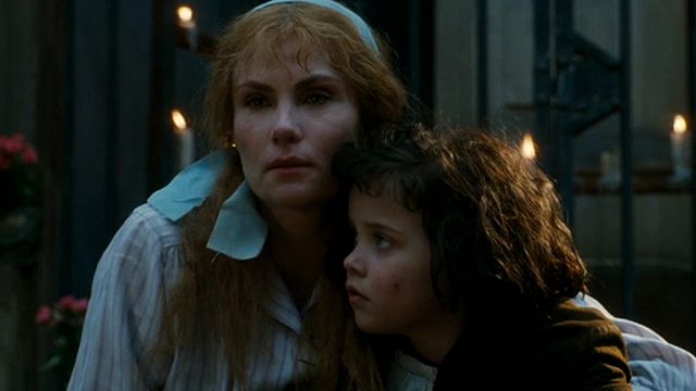 "Le bain" - La toilette en musique pour Edith (Manon Chevallier) et Titine (Emmanuelle Seigner).