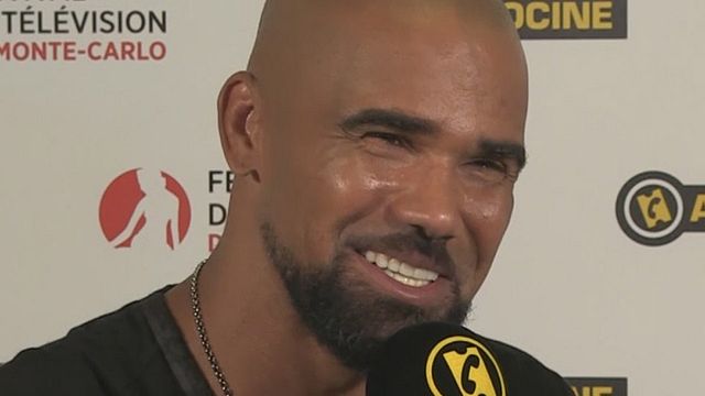Sa préparation pour la série SWAT, son amitié avec Kirsten Vangsness (Esprits Criminels), sa ligne de vêtements Baby Girl ... découvrez des fun facts sur la vie de Shemar Moore !