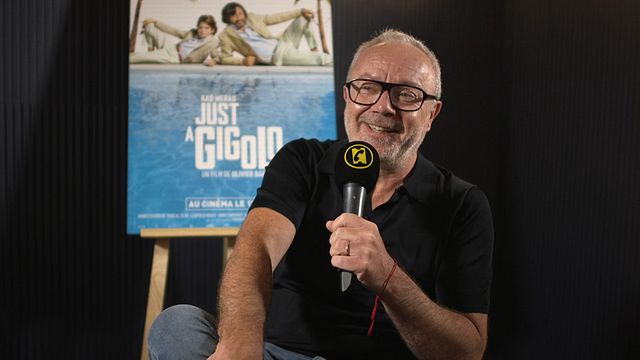 A l'occasion de la sortie de la comédie Just a Gigolo, Olivier Baroux évoque sa relation pas comme les autres avec son complice Kad Merad. Forcément décalé.