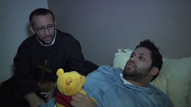Possédé par le Démon, Kevin Razy va devoir subir un exorcisme qui va vite devenir embarrassant.
