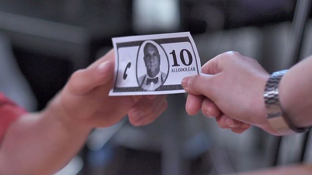 Victime d'une arnaque en ligne, Grégoire a vidé les caisses d'AlloCiné. Une seule solution pour payer les salaires : la création d'une nouvelle monnaie, le AlloDollar.