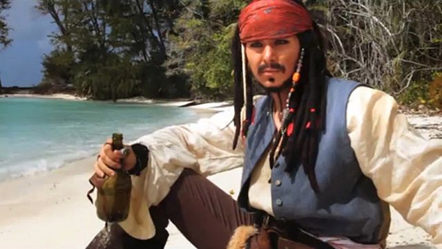 Barbossa monte une mutinerie contre le Capitaine Jack Sparrow et l'abandonne sur une île déserte avec un pistolet chargé d'une seule balle.