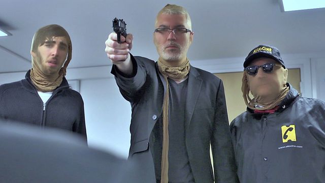 Au pied du mur, le Coach, Grégoire et Hugo décident de braquer une banque. Une décision qui va bouleverser la vie des trois complices... et précipiter leur chute ?