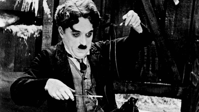 "J'ai tellement faim que je pourrais manger ma chemise ! Ben vas-y..."