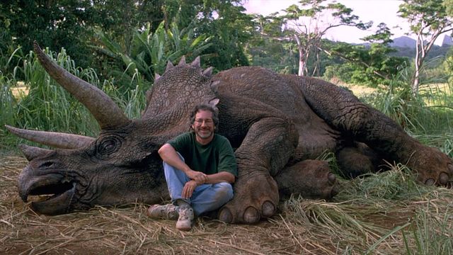 Faire revenir des dinosaures à notre époque via le clonage, voilà ce que nous proposait Jurassic Park il y a 20 ans. Mais est-ce réellement possible ? La technique imaginée par le romancier Michael Crichton, et mise à l’écran par Steven Spielberg, tient-elle encore la route aujourd’hui ? Pour le savoir, nous avons rencontré Eva-Maria Geigl, directeur de recherche CNRS, dans l’équipe Épigénome et paléogénome de l’Institut Jacques Monod.
Réalisation&nbsp;: Romain NigitaProduction&nbsp;: 8 Art Média