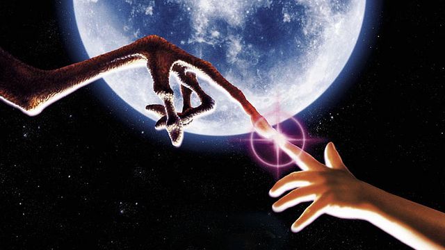 "Il y a une soucoupe volante garée dans ton jardin, c'est normal ? Ah oui, on héberge un ami..."
