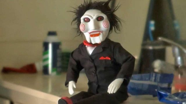 Jigsaw, "Le Puzzle", a terminé sa carrière cinématographique. Depuis, il vit en coloc. Mais son naturel le rattrape au galop : il ne peut s'empêcher de mettre en place d'horribles pièges... ce qui peut fatiguer les personnes qui vivent avec lui.&nbsp;