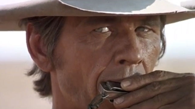 "Salut ! Comment tu t'appelles ? Moi, c'est le type du bar, et toi ?"