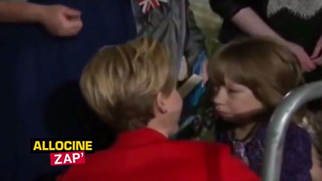 Petit moment d'émotion lors du Red Carpet du second volet de Hunger Games à Londres. Jennifer Lawrence est allée à la rencontre d'une jeune fan handicapée avec qui elle a pu partager un moment très émouvant.
source : Youtube