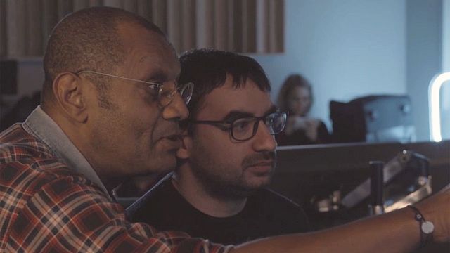 À l'occasion de la Amazon Dubbing Experience organisée par Amazon Prime Vidéo, nous avons découvert le métier de comédien de doublage aux côtés de Thierry Desroses, voix officielle de Samuel L. Jackson.