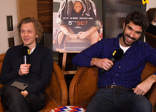 Nadal ou Federer ? Roland-Garros ou Wimbledon ? 3 ou 5 sets ? A l'occasion de la sortie du long métrage "5ème set", Alex Lutz et le réalisateur&nbsp;Quentin Reynaud jouent à notre quiz tennis !