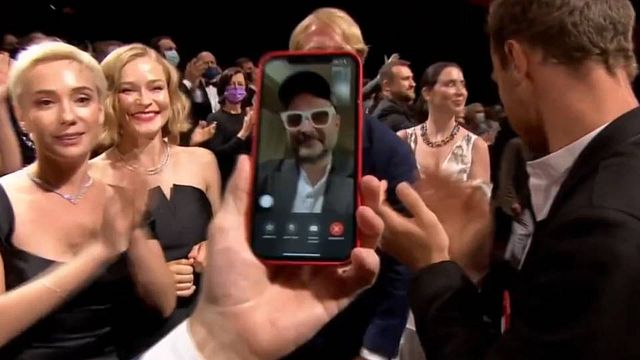 Frappé d'une interdiction de quitter la Russie, Kirill Serebrennikov n'a pas pu venir présenter "La Fièvre de Petrov" à Cannes. Mais il a suivi la montée des marches et la standing ovation sur un smartphone, et revient sur cette journée particulière.