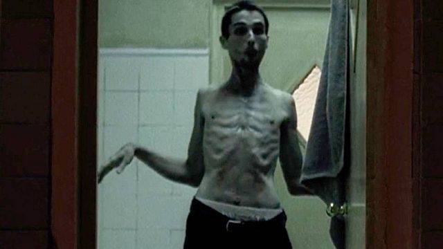 Savez-vous qui détient le record de la perte de poids pour un film ? De Christian Bale à Michael Fassbender en passant par Benoît Magimel, gros plan&nbsp;sur ces acteurs qui ont mis leur santé en danger pour un rôle. 