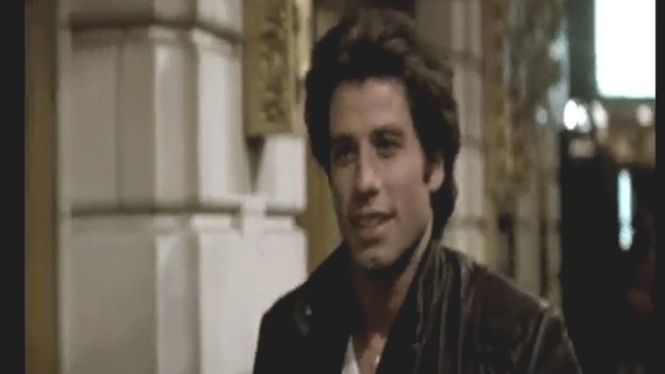 John Travolta La Fièvre Du Samedi Soir Extrait du film La Fièvre du samedi soir - John Travolta marche sur