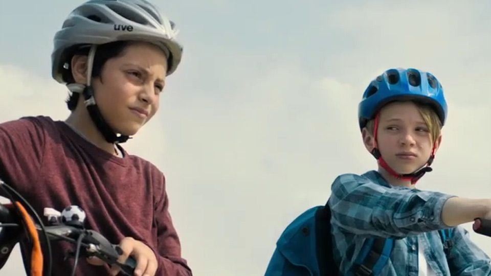 Trailer du film Zu weit weg Zu weit weg Bandeannonce VO AlloCiné